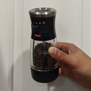 A thoughtfully designed pepper grinder with great pepper grinding performance.